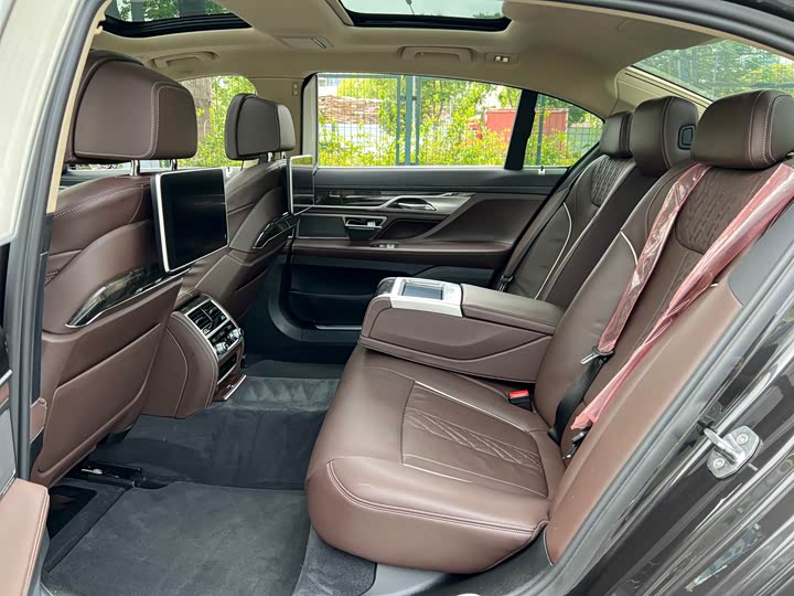 BMW 7-Series 2017 740 Li Leading — фото 14