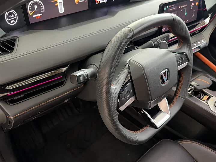 Changan UNI-V 2022 1.5 T Premium — фото 13