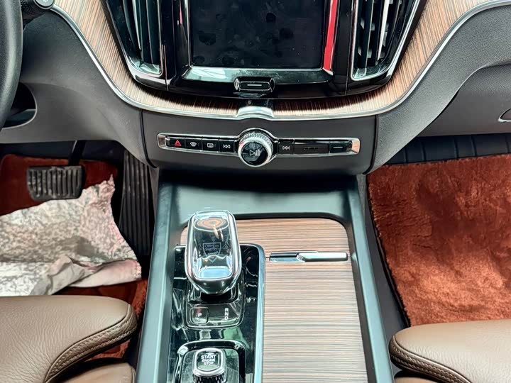 Volvo XC60 2022 B 5 4 WD — фото 7