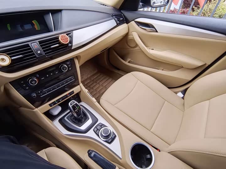 BMW X1 2014 s Drive 18i Leading — фото 7