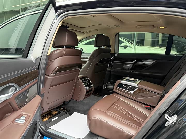 BMW 7-Series 2021 730 Li — фото 9