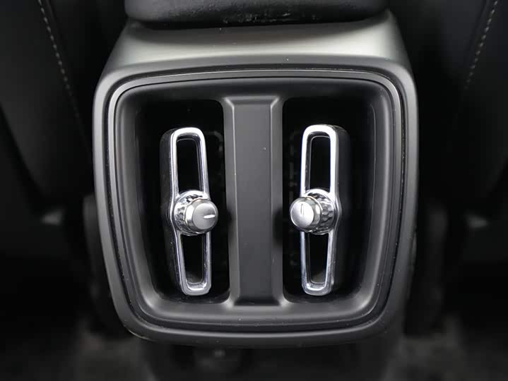 Volvo XC40 2024 B 3 — фото 14