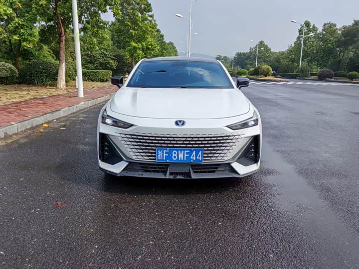 Changan UNI-V 2022 1.5 T Premium — фото 2