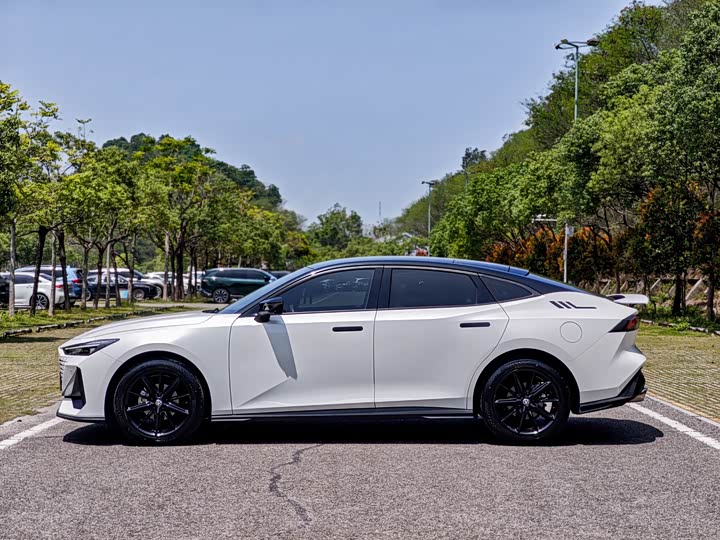 Changan UNI-V 2023 1.5 T Premium — фото 7