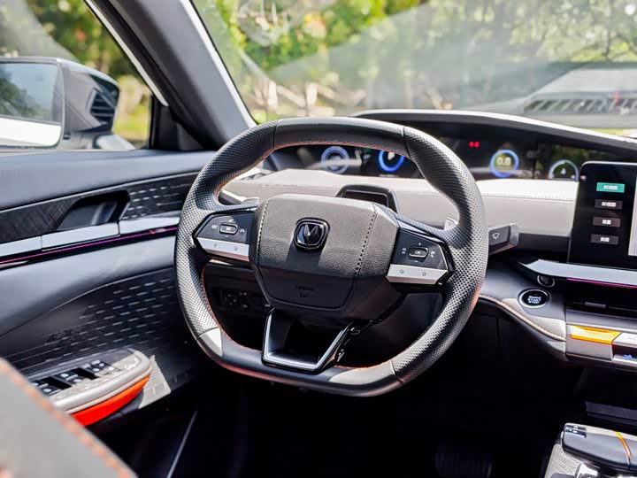 Changan UNI-V 2023 1.5 T Premium — фото 11