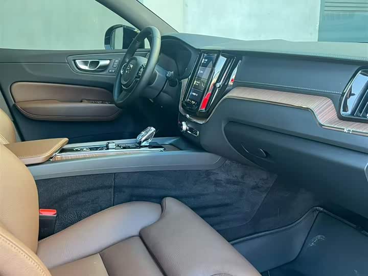 Volvo XC60 2024 B 5 4 WD — фото 13