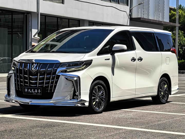 Toyota Alphard — фото 1
