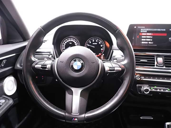 BMW 1-Series 2022 120i M — фото 18