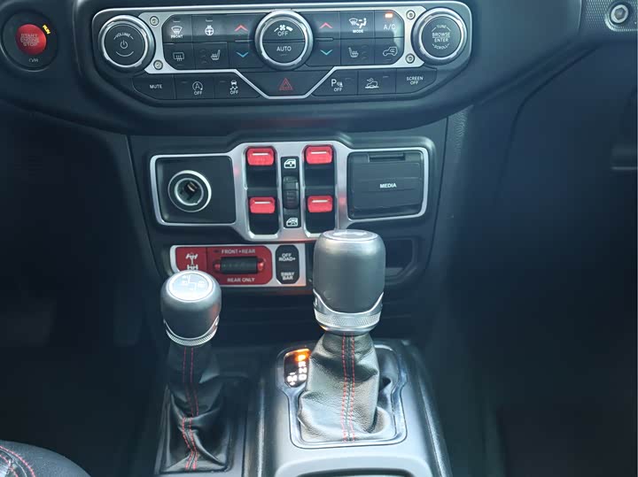 Jeep Wrangler — фото 15