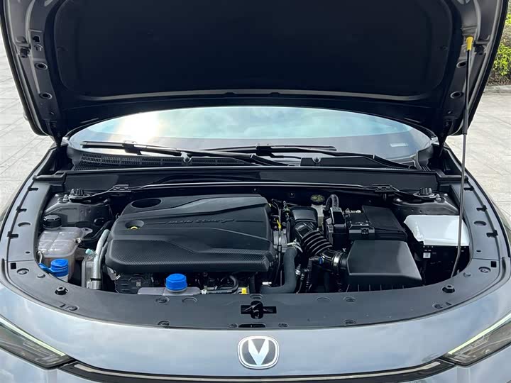 Changan UNI-V 2024 1.5 T Premium — фото 13