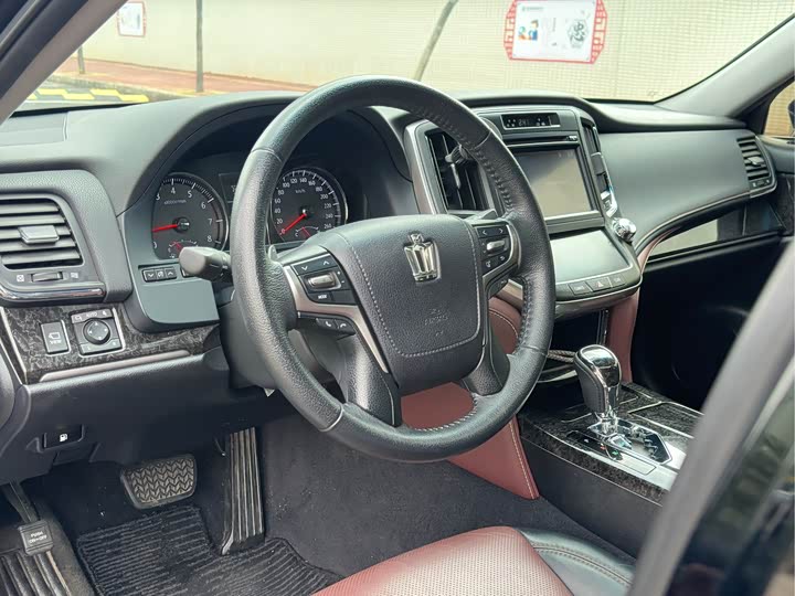 Toyota Crown — фото 14