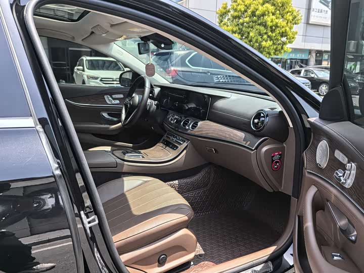 Mercedes-Benz E-Class 2023 E 300 L Luxury — фото 10