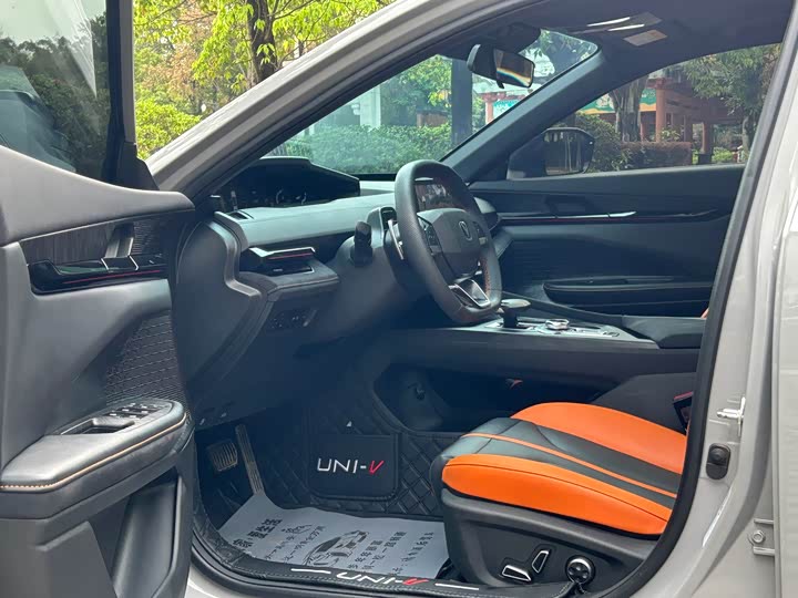 Changan UNI-V 2024 1.5 T Sport — фото 13