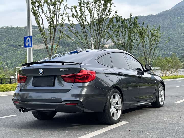 BMW 3-Series 2019 320i M — фото 11