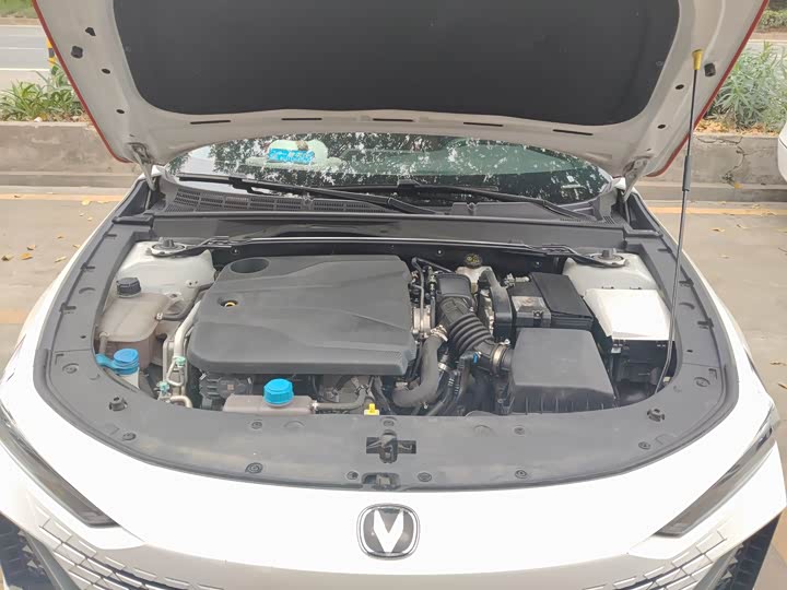 Changan UNI-V 2023 1.5 T Premium — фото 5