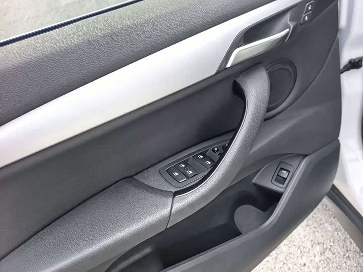 BMW X1 2019 s Drive 20 Li Leading — фото 17