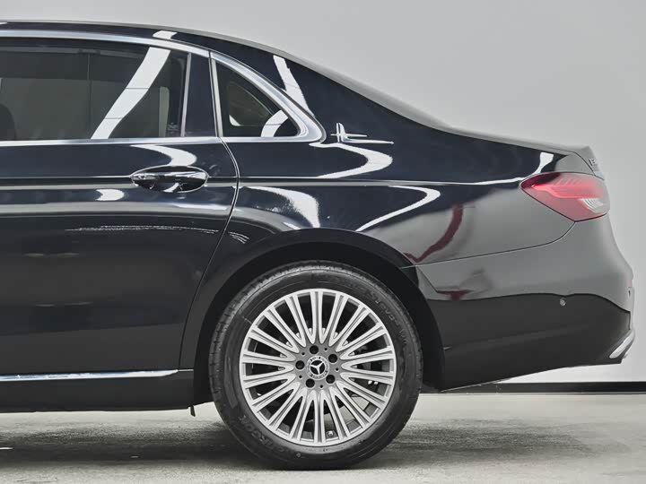 Mercedes-Benz E-Class 2022 E 300 L Luxury — фото 26