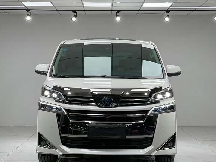 Toyota Vellfire — фото 1