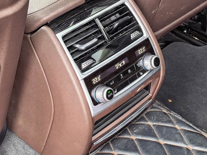 BMW 7 Series — фото 11