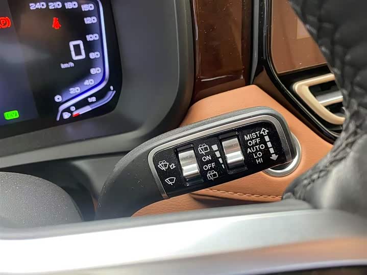 Hongqi HQ9 PHEV 2024 2.0 T 4 WD — фото 20