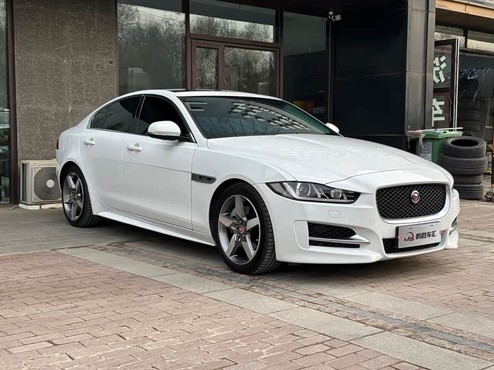 Jaguar XE 2015 2.0 T 200 PS R-Sport — фото 2