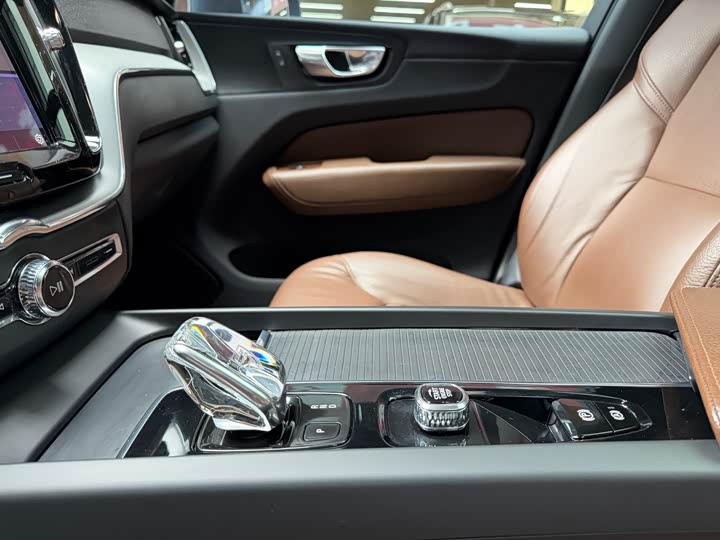 Volvo XC60 2022 B 5 4 WD — фото 16