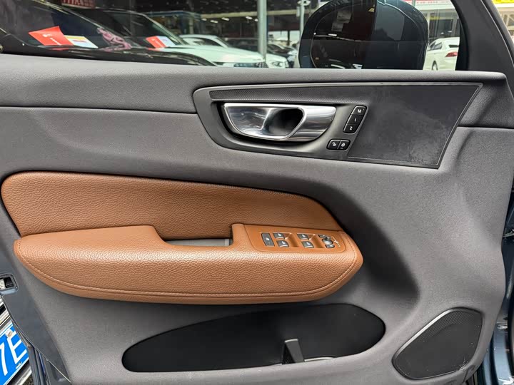 Volvo XC60 2022 B 5 4 WD — фото 21