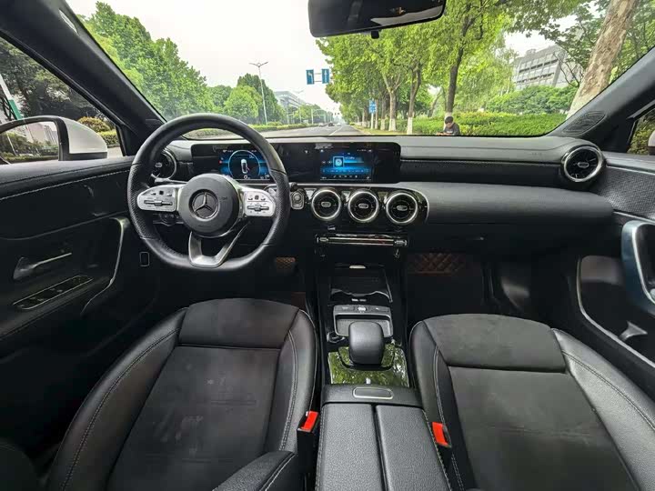 Mercedes-Benz A-Class 2019 A 180 L — фото 4