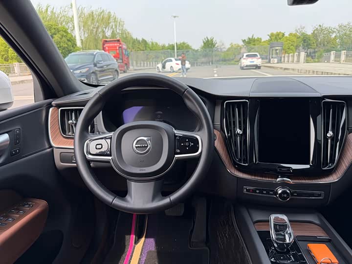 Volvo XC60 2023 B 5 4 WD — фото 12