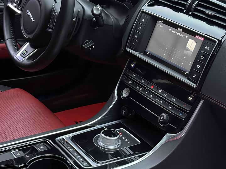 Jaguar XE 2015 2.0 T 200 PS R-Sport — фото 10