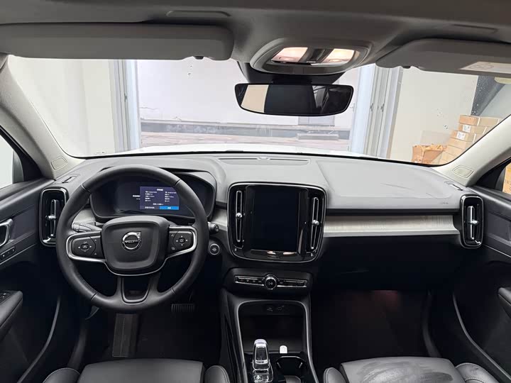 Volvo XC40 2025 B 4 WD — фото 9
