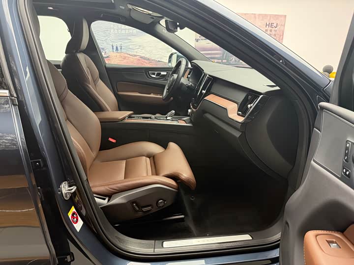 Volvo XC60 2025 B 5 4 WD — фото 4