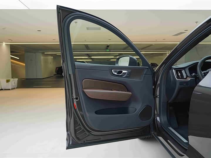 Volvo XC60 2023 B 5 4 WD — фото 17