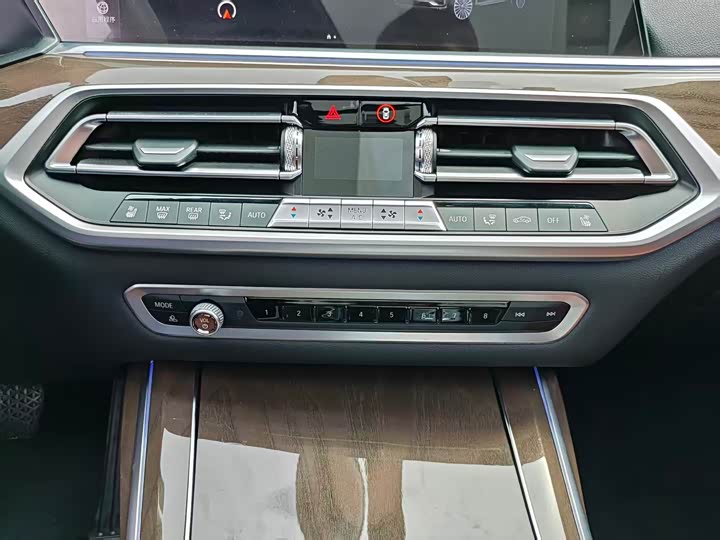 BMW X7 2020 x Drive 40i — фото 17