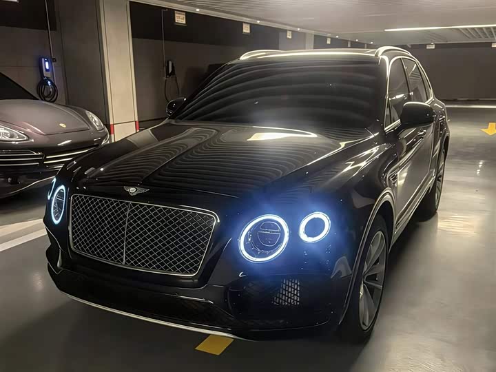 Bentley Bentayga — фото 1