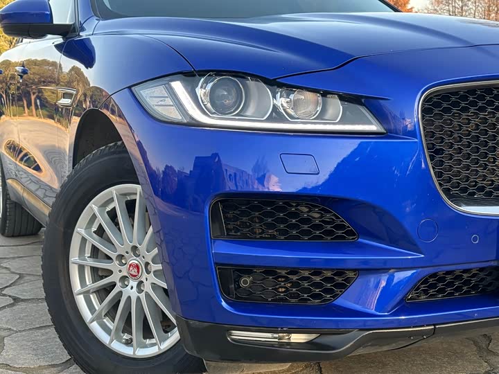 Jaguar F-PACE 2018 2.0 T 4 WD — фото 2