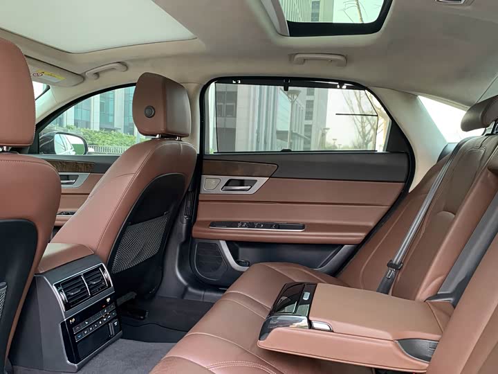 Jaguar XFL 2018 XFL 2.0 T 250 PS — фото 21