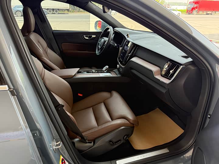 Volvo XC60 2023 B 5 4 WD — фото 19