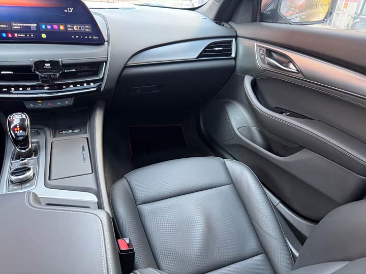 Cadillac CT — фото 11