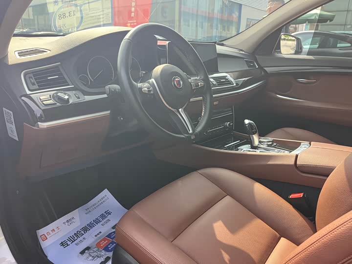 BMW 5-Series 2014 528i Leading — фото 4