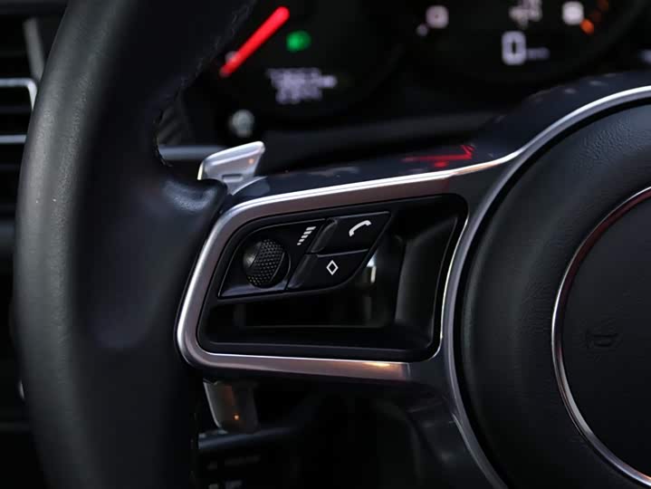 Porsche Macan 2020 Macan 2.0 T — фото 13