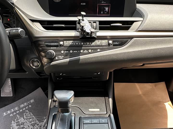 Lexus ES 2020 200 — фото 13