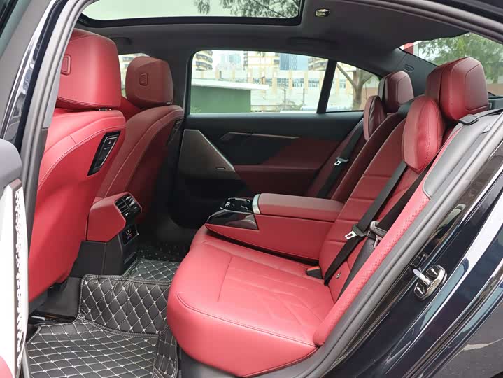 BMW 5-Series 2025 530 Li Leading M — фото 11