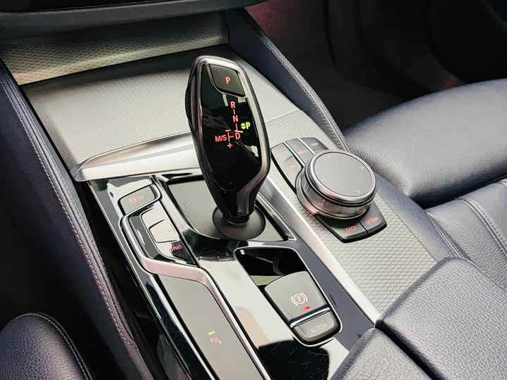 BMW 5 Series — фото 11