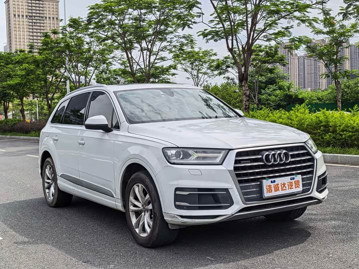 Audi Q7 40 TFSI S line спорт — фото 3