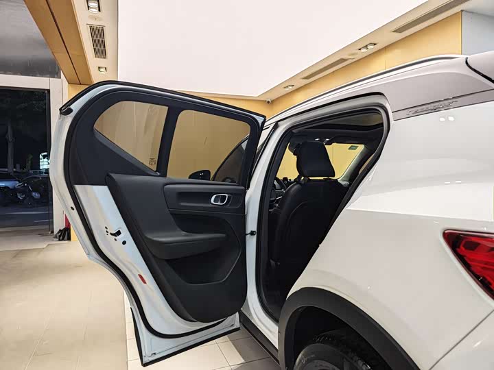 Volvo XC40 2020 T 3 — фото 21
