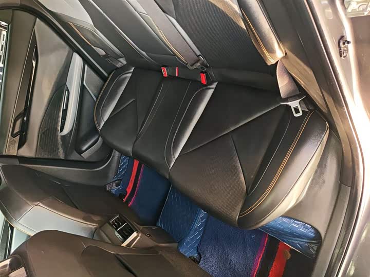 Changan UNI-V 2023 1.5 T Premium — фото 17