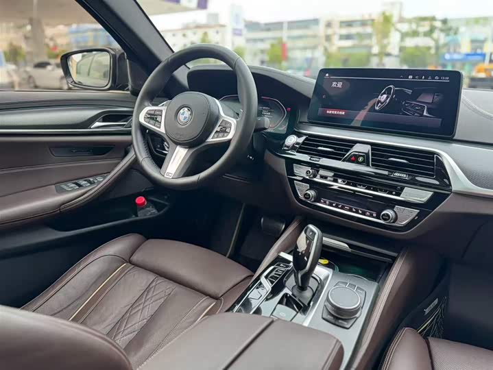 BMW 5-Series 2021 540i M — фото 16