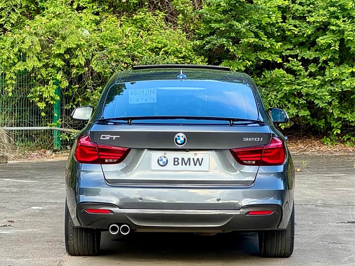 BMW 3-Series 2020 320i M — фото 23