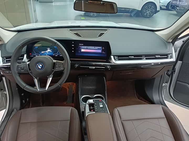 BMW iX1 eDrive25L X — фото 7